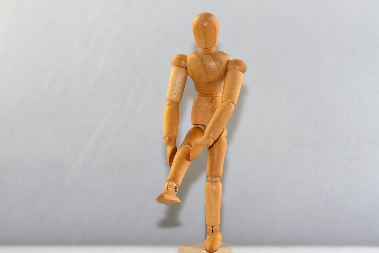 膝上脂肪吸引後に皮膚が硬い原因と対策は？